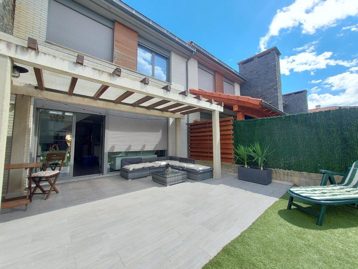 Villa Adosado En Con Chimenea Y Barbacoa *